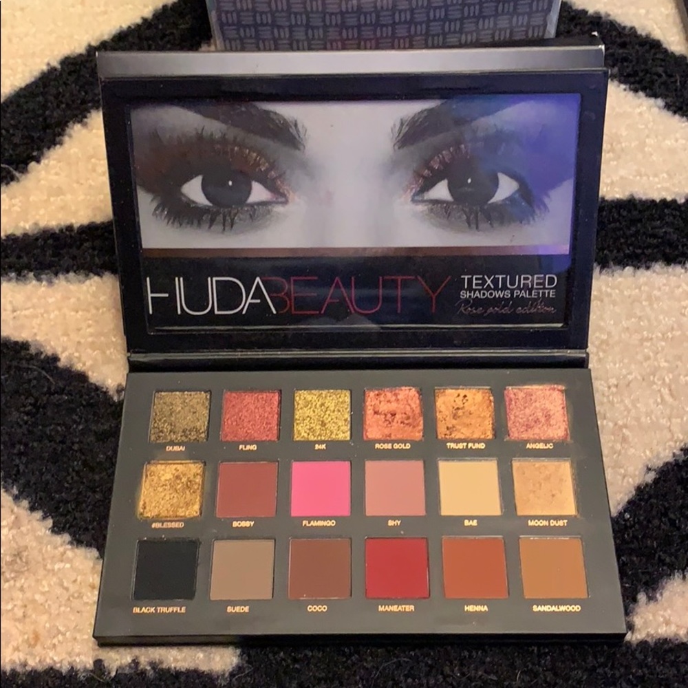 Huda Beauty Rose Gold palette